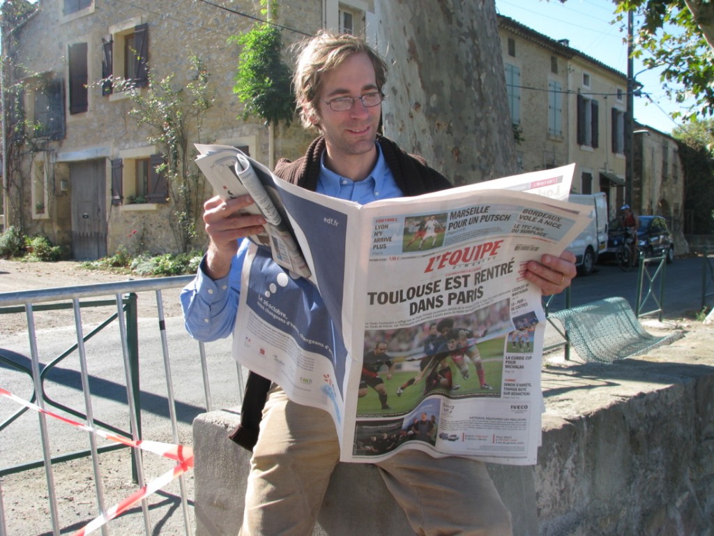 Paul de La Presle leyendo el periódico