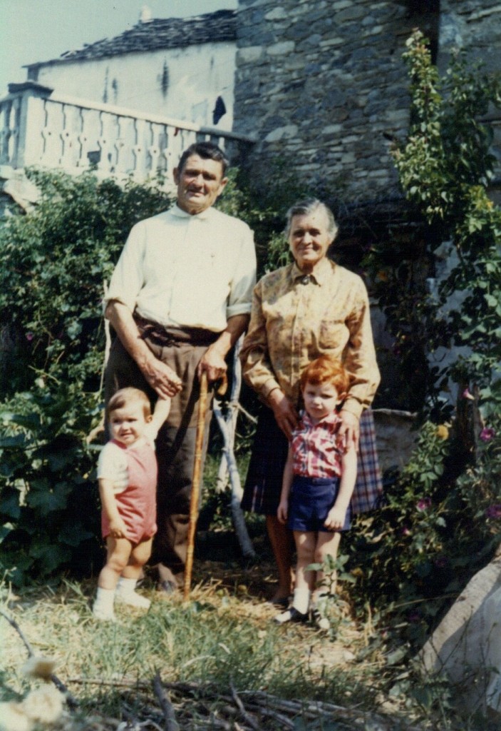 Antonio Sampietro y Ángela Garcés con sus nietos