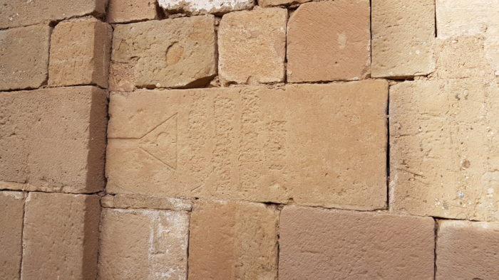 Inscripciones en una de las paredes de la Iglesia de Santa María de Talamanca